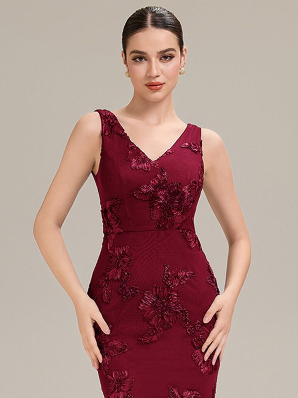Deep V-Neck Embroidered Sleeveless Evening Dress - Image 17