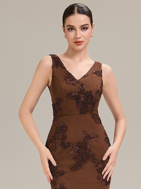 Deep V-Neck Embroidered Sleeveless Evening Dress - Image 5